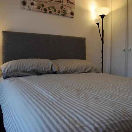 2 Bedroom Near Historical Christchurch Lejlighed